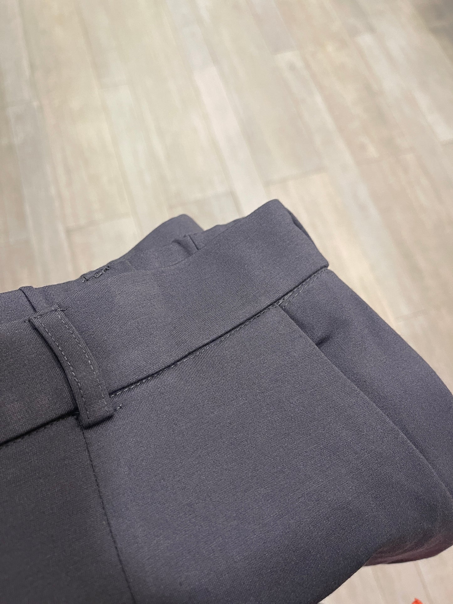 Pantalón de tejido super cómodo, goma en cintura, bolsillos y pierna estrecha.
Composición: 66% Viscosa, 30% Nylon y 4% Elastano.
Se recomienda lavar a mano o en lavadora hasta 30º. No usar lejía, planchar suavemente del revés hasta 110º y no usar secadora.