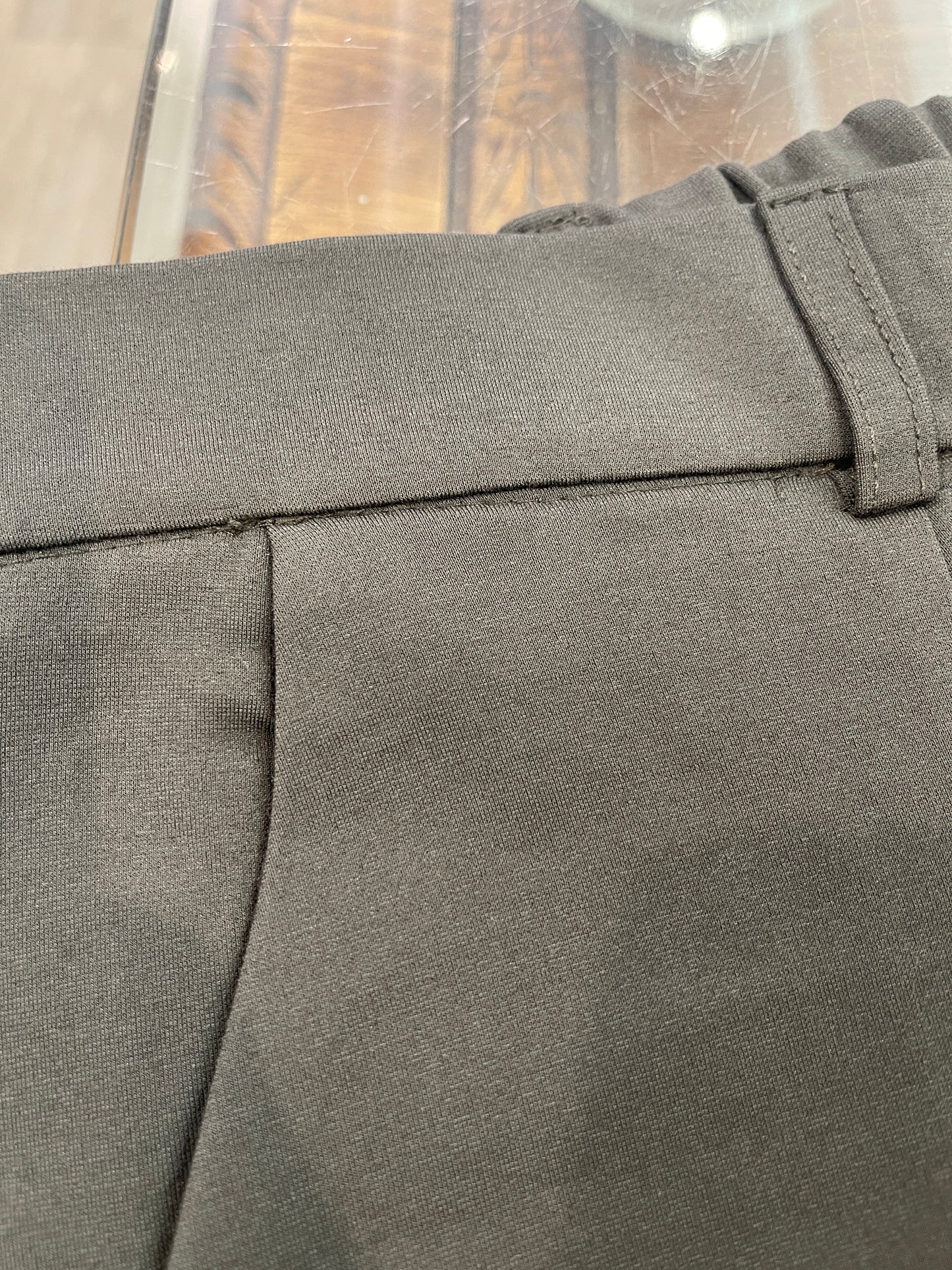 Pantalón de tejido super cómodo, goma en cintura, bolsillos y pierna estrecha.
Composición: 66% Viscosa, 30% Nylon y 4% Elastano.
Se recomienda lavar a mano o en lavadora hasta 30º. No usar lejía, planchar suavemente del revés hasta 110º y no usar secadora.