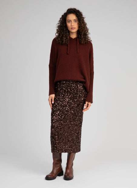 Falda lentejuelas midi. Goma en cintura.
Composición: 100% poliéster.
Se recomienda lavar a mano o en lavadora hasta 30º. No usar lejía, planchar suavemente del revés hasta 110º y no usar secadora.