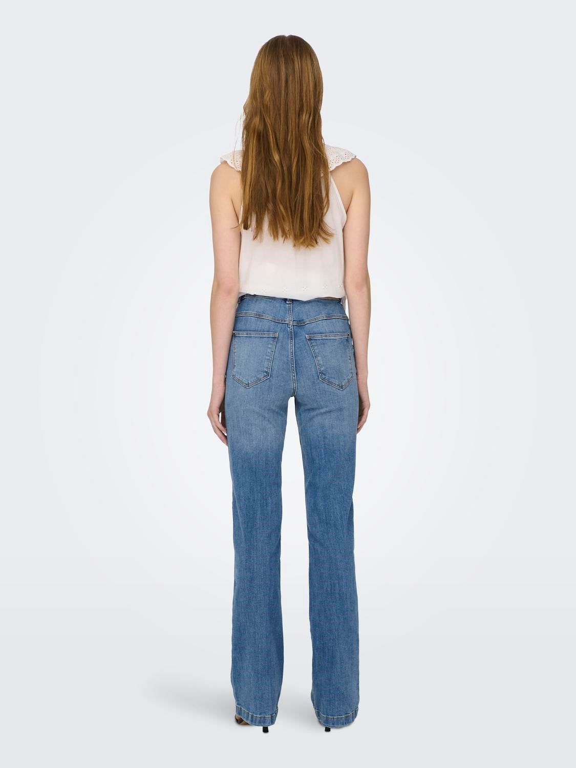 Pantalón vaquero, ancho en la parte inferior. Composición: 98% Algodón y 2% Elastano. Se recomienda lavar a mano o en lavadora hasta 30º. No usar lejía, planchar suavemente del revés hasta 110º y no usar secadora.