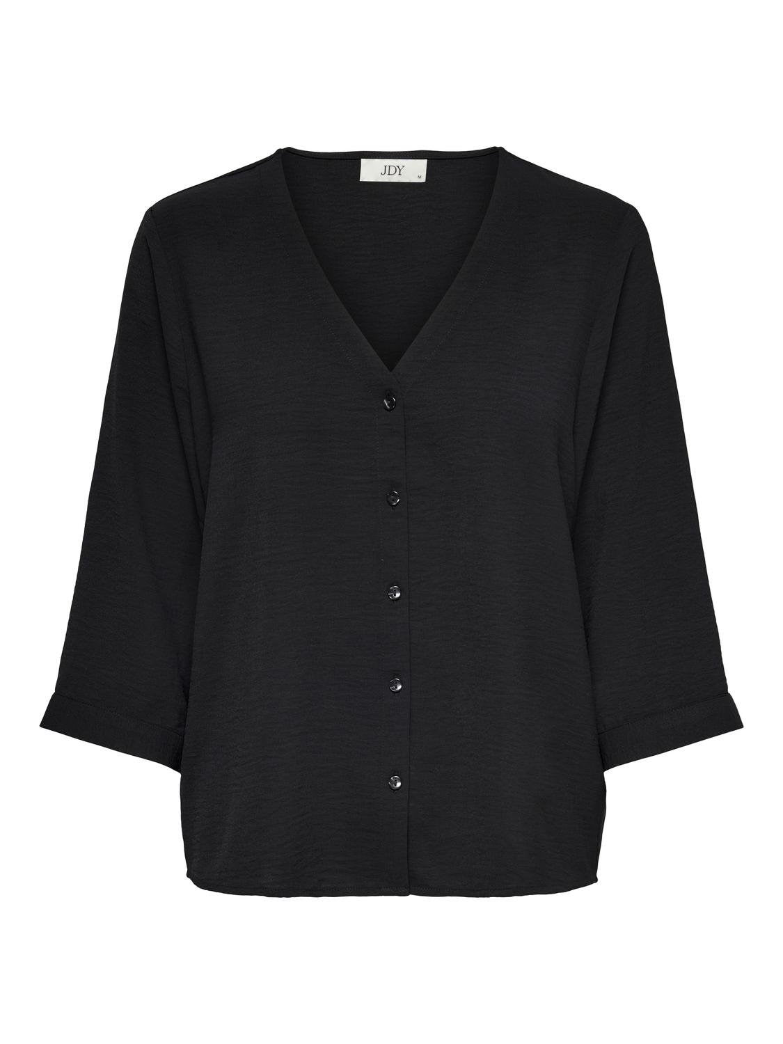 Blusa manga tres cuartos, escote en pico y botones delanteros. Composición: 51% Poliéster reciclado y 49% Poliéster. Se recomienda lavar a mano o en lavadora hasta 30º. No usar lejía, planchar suavemente del revés hasta 110º y no usar secadora.