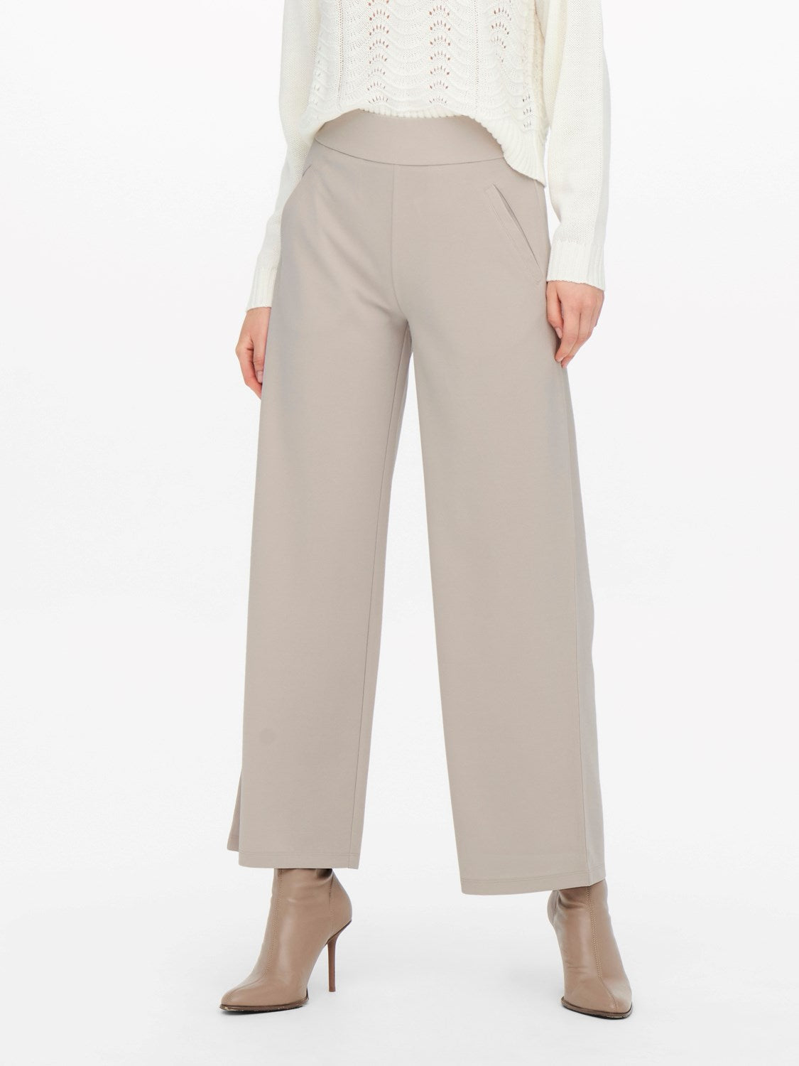 Pantalón recto, de tejido suave y fluido, con bolsillos y goma en la parte trasera de la cintura, Composición: 95% Polyester y 5% Elastano. Se recomienda lavar a mano o en lavadora hasta 30º. No usar lejía, planchar suavemente del revés hasta 110º y no usar secadora.