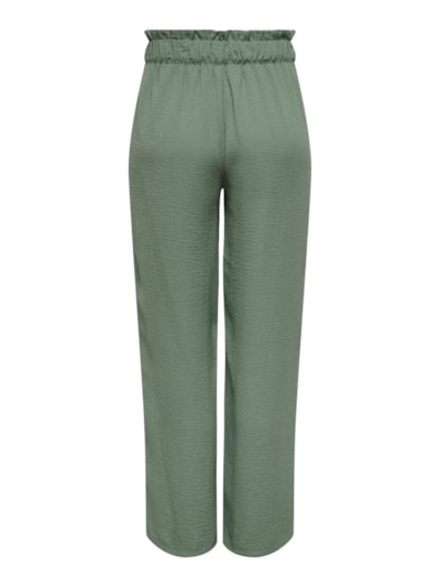 Pantalón largo ancho y fresco, con goma en cintura y bolsillos. Composición: 51% poliéster reciclado y 49% poliéster. Se recomienda lavar a mano o en lavadora hasta 30º. No usar lejía, planchar suavemente del revés hasta 110º y no usar secadora.
