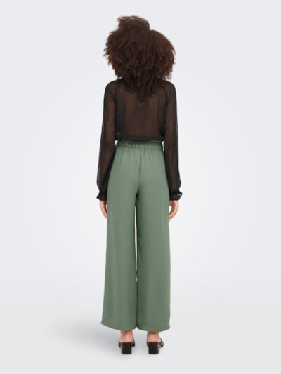 Pantalón largo ancho y fresco, con goma en cintura y bolsillos. Composición: 51% poliéster reciclado y 49% poliéster. Se recomienda lavar a mano o en lavadora hasta 30º. No usar lejía, planchar suavemente del revés hasta 110º y no usar secadora.