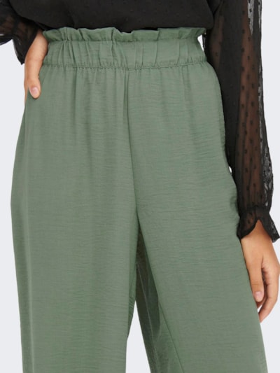 Pantalón largo ancho y fresco, con goma en cintura y bolsillos. Composición: 51% poliéster reciclado y 49% poliéster. Se recomienda lavar a mano o en lavadora hasta 30º. No usar lejía, planchar suavemente del revés hasta 110º y no usar secadora.