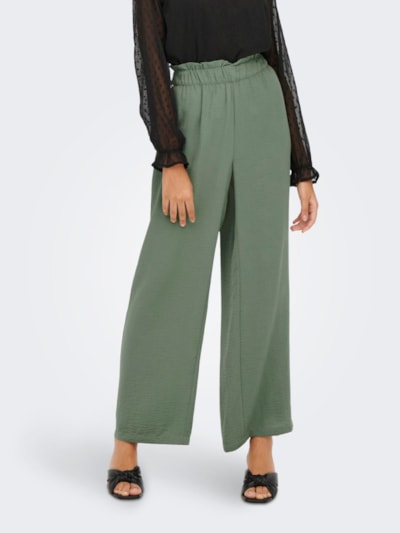 Pantalón largo ancho y fresco, con goma en cintura y bolsillos. Composición: 51% poliéster reciclado y 49% poliéster. Se recomienda lavar a mano o en lavadora hasta 30º. No usar lejía, planchar suavemente del revés hasta 110º y no usar secadora.
