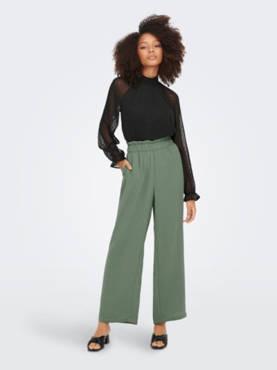 Pantalón largo ancho y fresco, con goma en cintura y bolsillos. Composición: 51% poliéster reciclado y 49% poliéster. Se recomienda lavar a mano o en lavadora hasta 30º. No usar lejía, planchar suavemente del revés hasta 110º y no usar secadora.