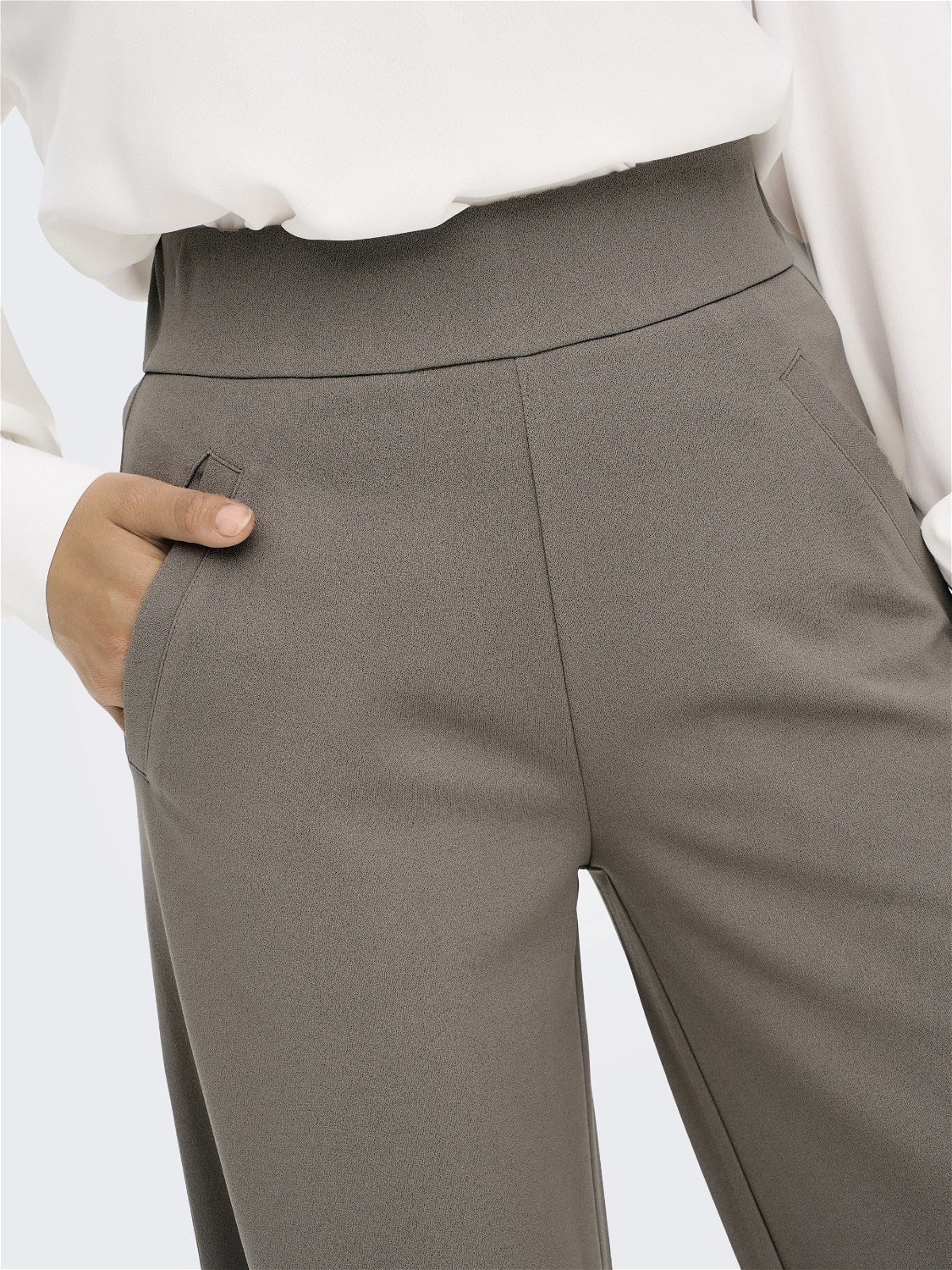 Pantalón recto, de tejido suave y fluido, con bolsillos y goma en la parte trasera de la cintura, Composición: 95% Polyester y 5% Elastano. Se recomienda lavar a mano o en lavadora hasta 30º. No usar lejía, planchar suavemente del revés hasta 110º y no usar secadora.