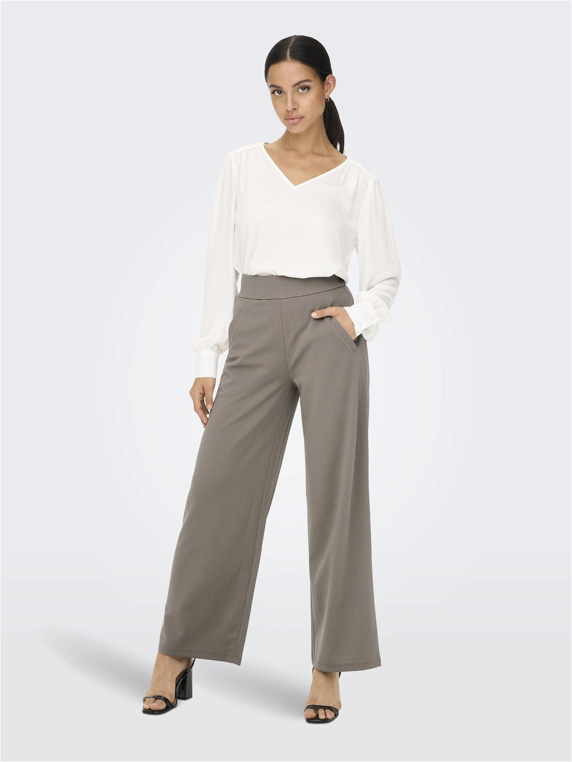 Pantalón recto, de tejido suave y fluido, con bolsillos y goma en la parte trasera de la cintura, Composición: 95% Polyester y 5% Elastano. Se recomienda lavar a mano o en lavadora hasta 30º. No usar lejía, planchar suavemente del revés hasta 110º y no usar secadora.