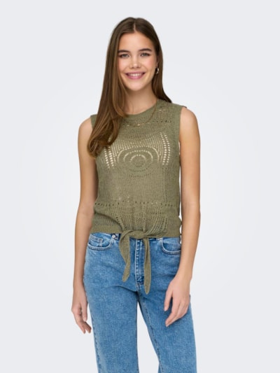 Top de punto fino tipo crochet, con lazada en la cintura. Tejido fresco y transpirable. Composición: 55% Acrílico y 45% Nailon. Se recomienda lavar a mano o en lavadora hasta 30º. No usar lejía, planchar suavemente del revés hasta 110º y no usar secadora.