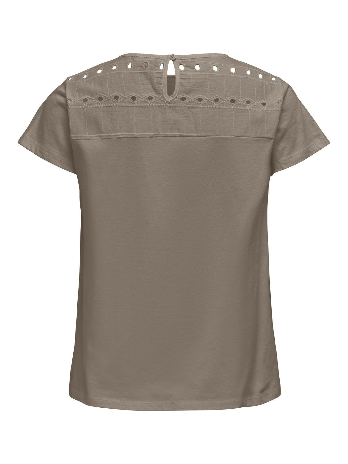 Camiseta de manga corta con detalle troquelado. Composición; 100% Algodón orgánico. Se recomienda lavar a mano o en lavadora hasta 30º. No usar lejía, planchar suavemente del revés hasta 110º y no usar secadora.