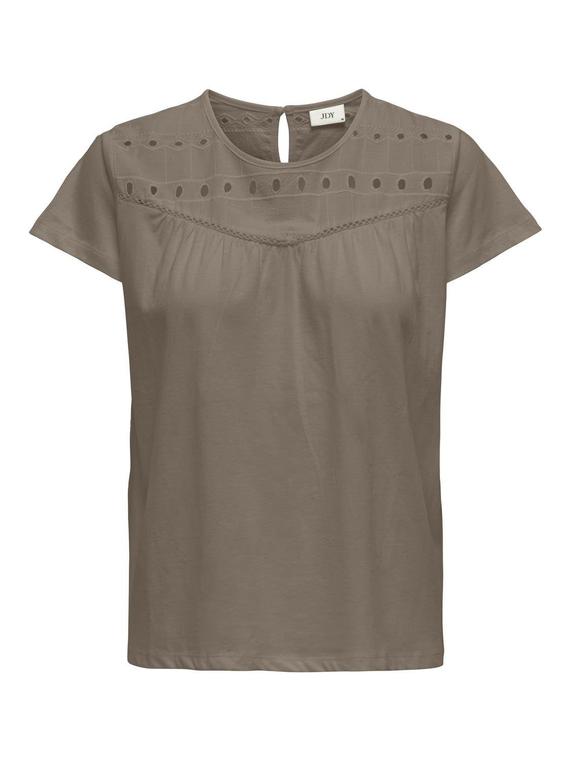 Camiseta de manga corta con detalle troquelado. Composición; 100% Algodón orgánico. Se recomienda lavar a mano o en lavadora hasta 30º. No usar lejía, planchar suavemente del revés hasta 110º y no usar secadora.