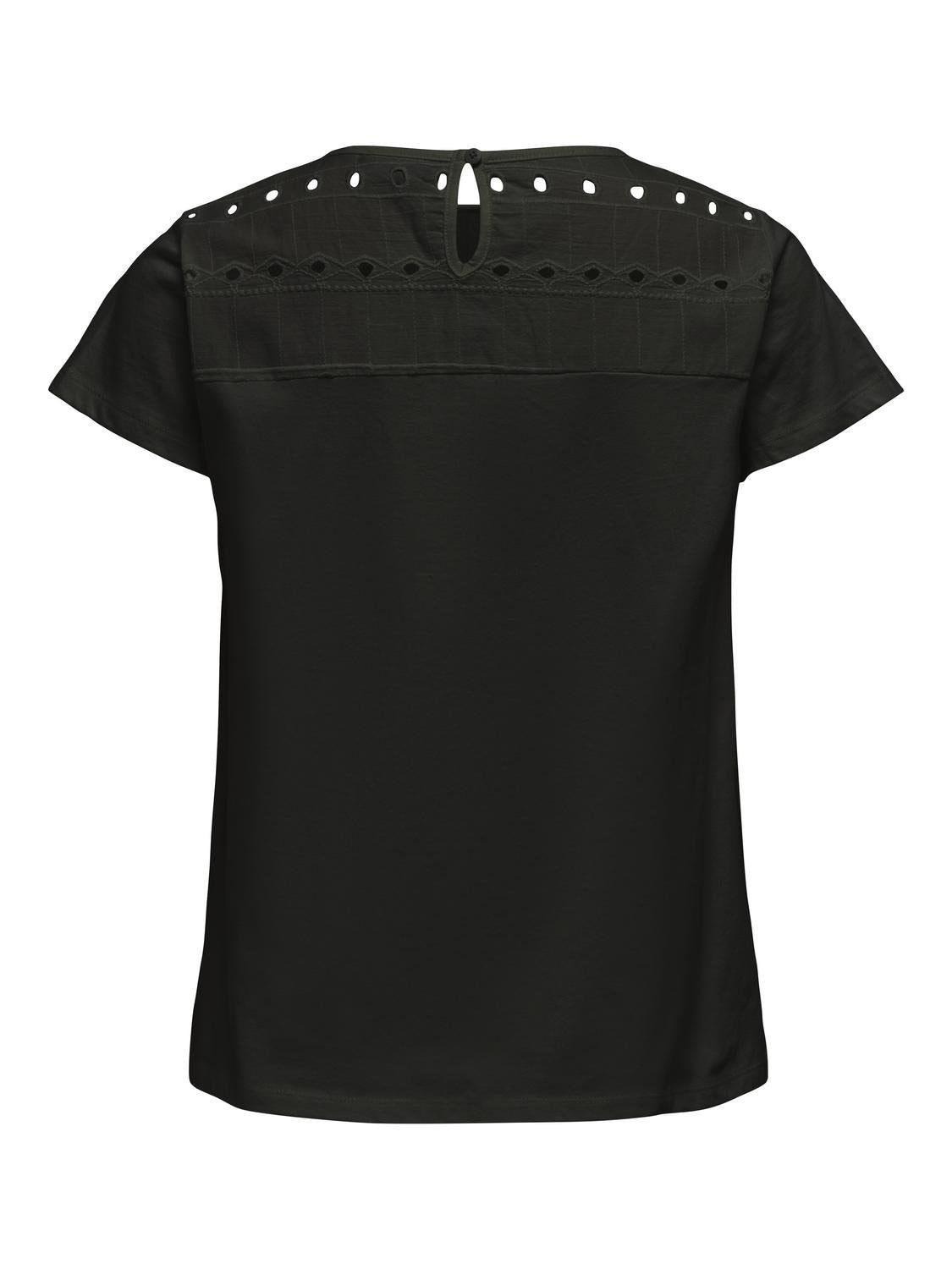Camiseta de manga corta con detalle troquelado. Composición; 100% Algodón orgánico. Se recomienda lavar a mano o en lavadora hasta 30º. No usar lejía, planchar suavemente del revés hasta 110º y no usar secadora.