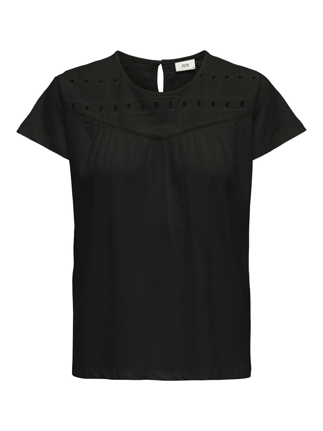 Camiseta de manga corta con detalle troquelado. Composición; 100% Algodón orgánico. Se recomienda lavar a mano o en lavadora hasta 30º. No usar lejía, planchar suavemente del revés hasta 110º y no usar secadora.