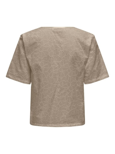 Camisa de manga corta, con detalle floral bordado. Composición: 100% Algodón. Se recomienda lavar a mano o en lavadora hasta 30º. No usar lejía, planchar suavemente del revés hasta 110º y no usar secadora.