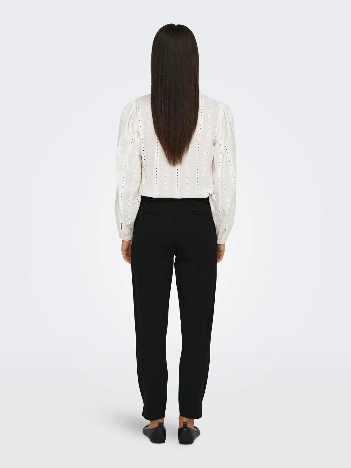 Pantalón de tejido super cómodo, goma en cintura, bolsillos y pierna estrecha.
Composición: 66% Viscosa, 30% Nylon y 4% Elastano.
Se recomienda lavar a mano o en lavadora hasta 30º. No usar lejía, planchar suavemente del revés hasta 110º y no usar secadora.