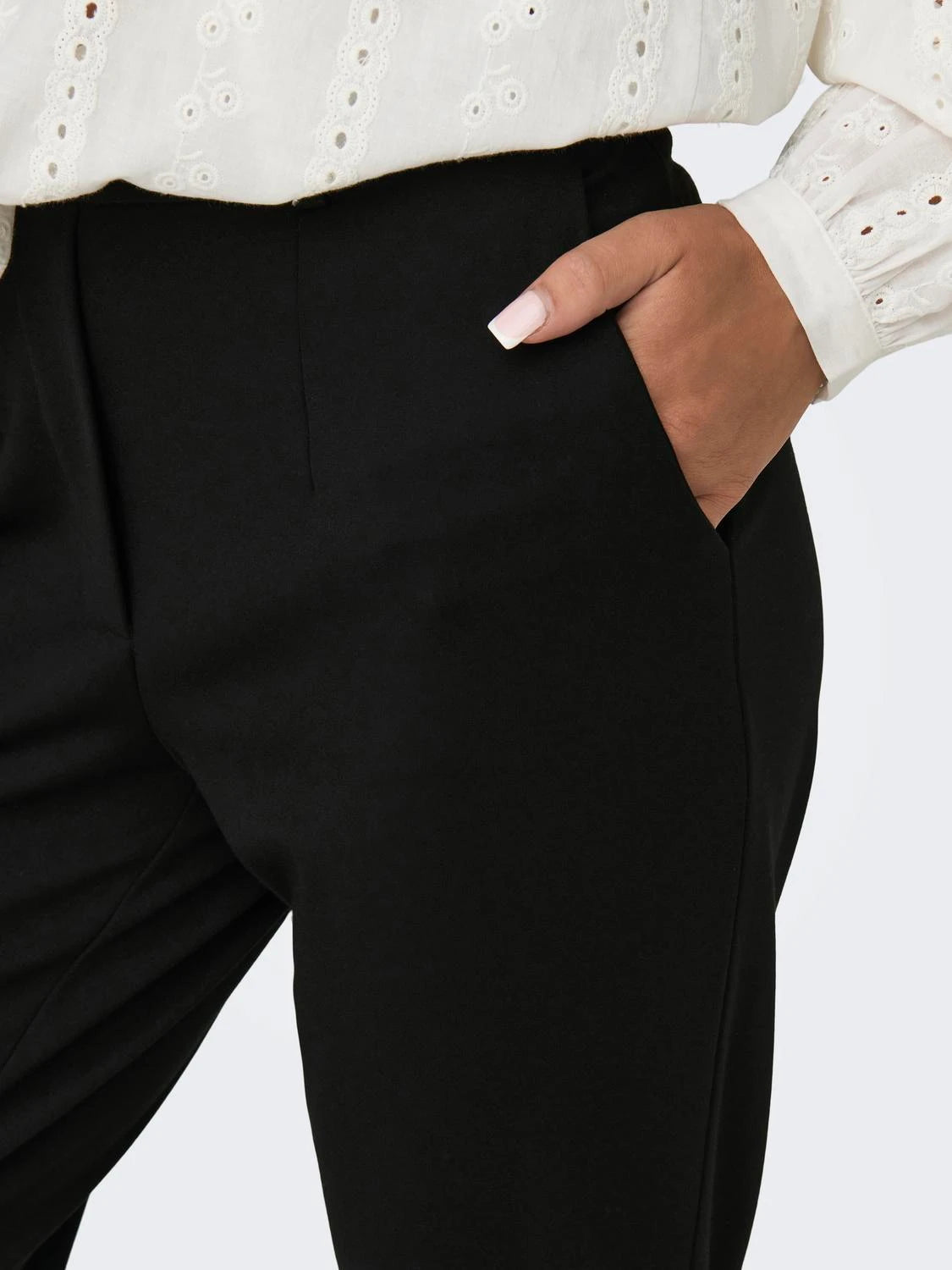 Pantalón de tejido super cómodo, goma en cintura, bolsillos y pierna estrecha.
Composición: 66% Viscosa, 30% Nylon y 4% Elastano.
Se recomienda lavar a mano o en lavadora hasta 30º. No usar lejía, planchar suavemente del revés hasta 110º y no usar secadora.