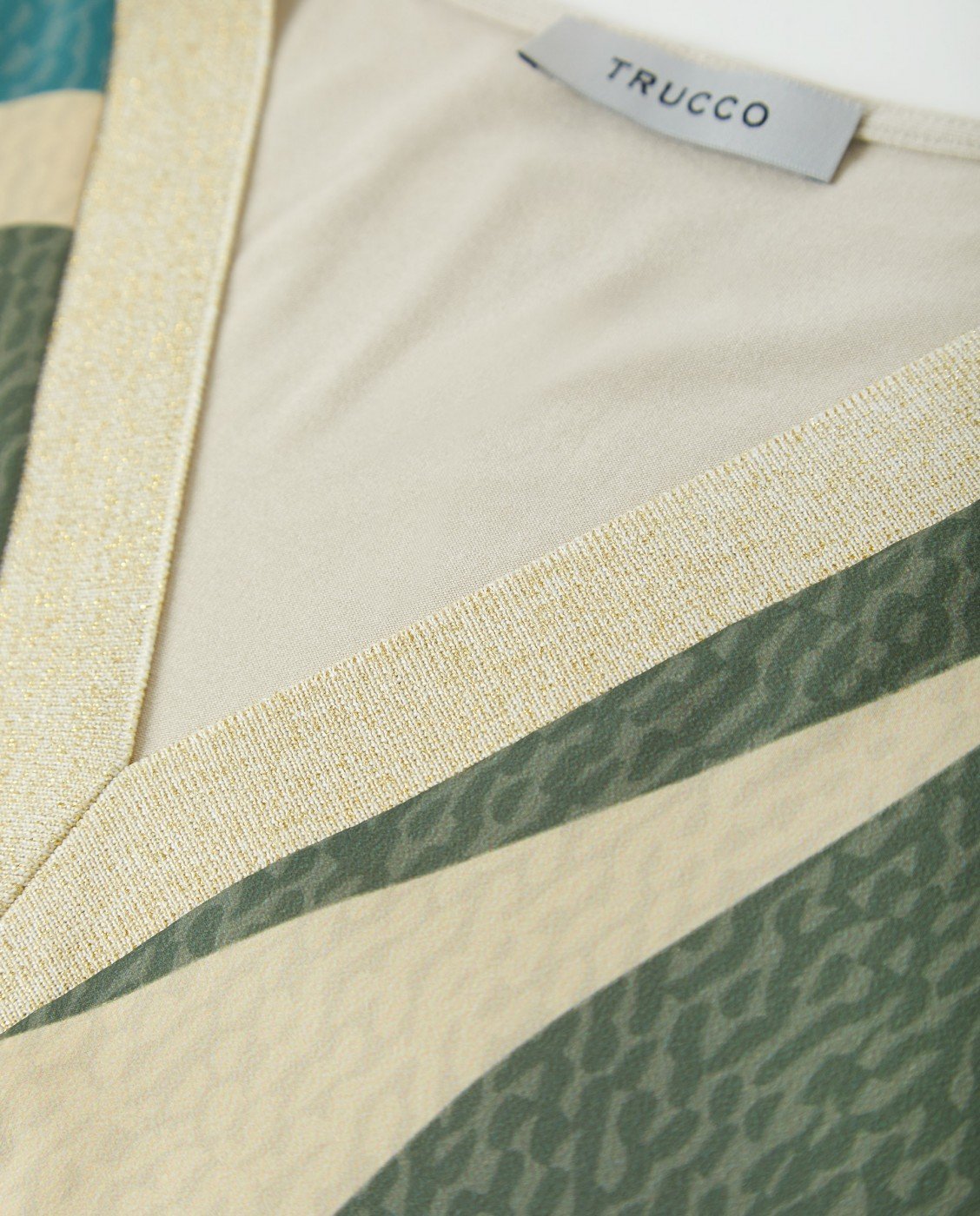 Camiseta TRUCCO de manga larga y estampado frontal muy original. Escote en pico.
Composición: 97% Poliéster y 3% Elastano.
Se recomienda lavar a mano o en lavadora hasta 30º. No usar lejía, planchar suavemente del revés hasta 110º y no usar secadora.