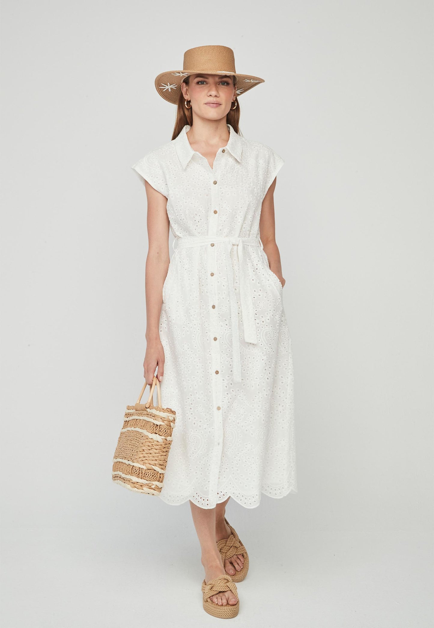 Vestido camisero blanco, de tejido calado, con forro, bolsillos y cinturón.
Composición: 100% Algodón.
Se recomienda lavar a mano o en lavadora hasta 30º. No usar lejía, planchar suavemente del revés hasta 110º y no usar secadora.