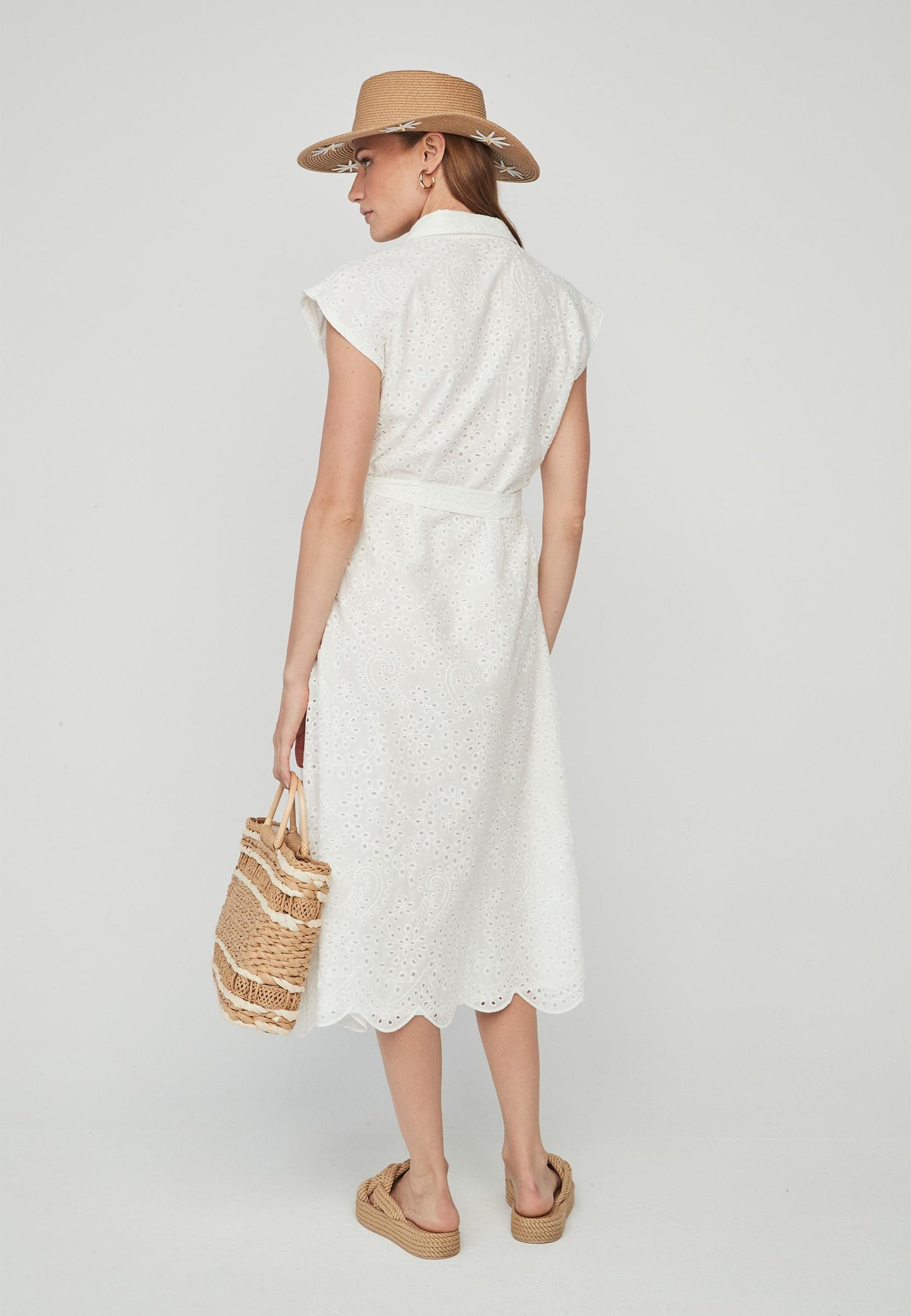 Vestido camisero blanco, de tejido calado, con forro, bolsillos y cinturón.
Composición: 100% Algodón.
Se recomienda lavar a mano o en lavadora hasta 30º. No usar lejía, planchar suavemente del revés hasta 110º y no usar secadora.
