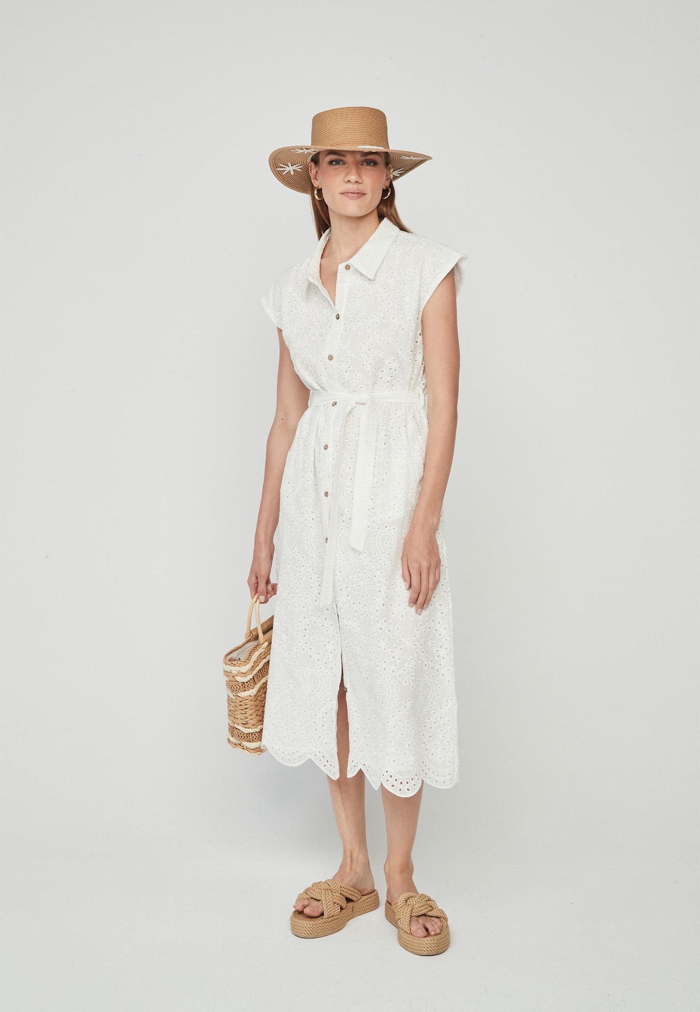 Vestido camisero blanco, de tejido calado, con forro, bolsillos y cinturón.
Composición: 100% Algodón.
Se recomienda lavar a mano o en lavadora hasta 30º. No usar lejía, planchar suavemente del revés hasta 110º y no usar secadora.