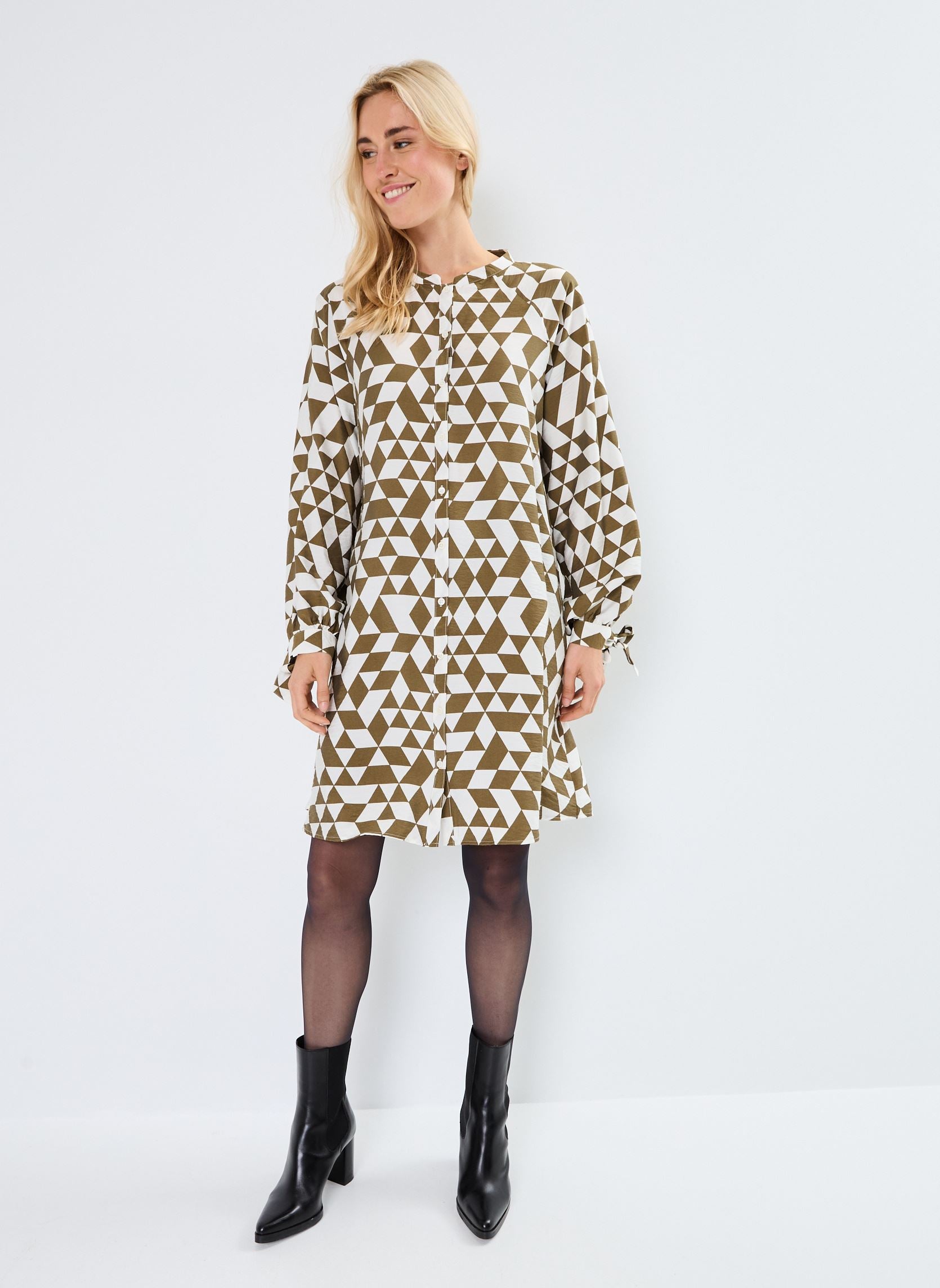 Este vestido camisa presenta un diseño atemporal con su corte recto y su longitud por encima de la rodilla. Su cuello en V y su cierre de botones añaden un toque de feminidad al conjunto. Podrás llevarlo de diferentes maneras: abrochado para un look más formal, o abierto con una camiseta debajo para un estilo más casual.

El vestido camisa mujer b.young Ibine también cuenta con mangas largas, ideales para los días más frescos. Su tejido ligero y fluido te garantiza una comodidad óptima durante todo el día.&