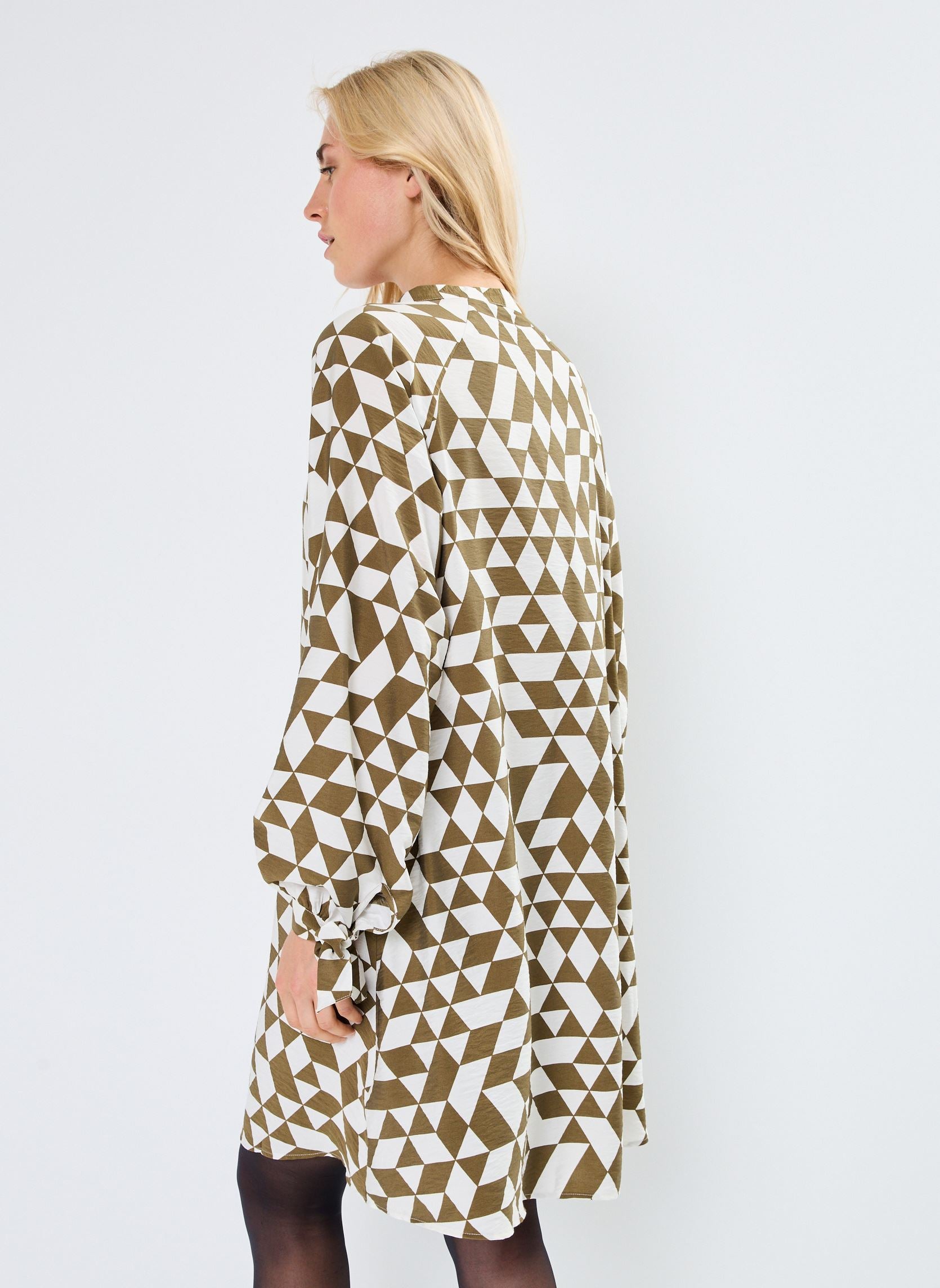 Este vestido camisa presenta un diseño atemporal con su corte recto y su longitud por encima de la rodilla. Su cuello en V y su cierre de botones añaden un toque de feminidad al conjunto. Podrás llevarlo de diferentes maneras: abrochado para un look más formal, o abierto con una camiseta debajo para un estilo más casual.

El vestido camisa mujer b.young Ibine también cuenta con mangas largas, ideales para los días más frescos. Su tejido ligero y fluido te garantiza una comodidad óptima durante todo el día.&