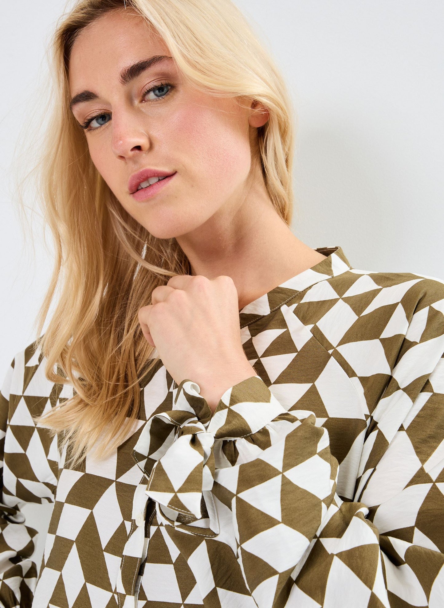 Este vestido camisa presenta un diseño atemporal con su corte recto y su longitud por encima de la rodilla. Su cuello en V y su cierre de botones añaden un toque de feminidad al conjunto. Podrás llevarlo de diferentes maneras: abrochado para un look más formal, o abierto con una camiseta debajo para un estilo más casual.

El vestido camisa mujer b.young Ibine también cuenta con mangas largas, ideales para los días más frescos. Su tejido ligero y fluido te garantiza una comodidad óptima durante todo el día.&