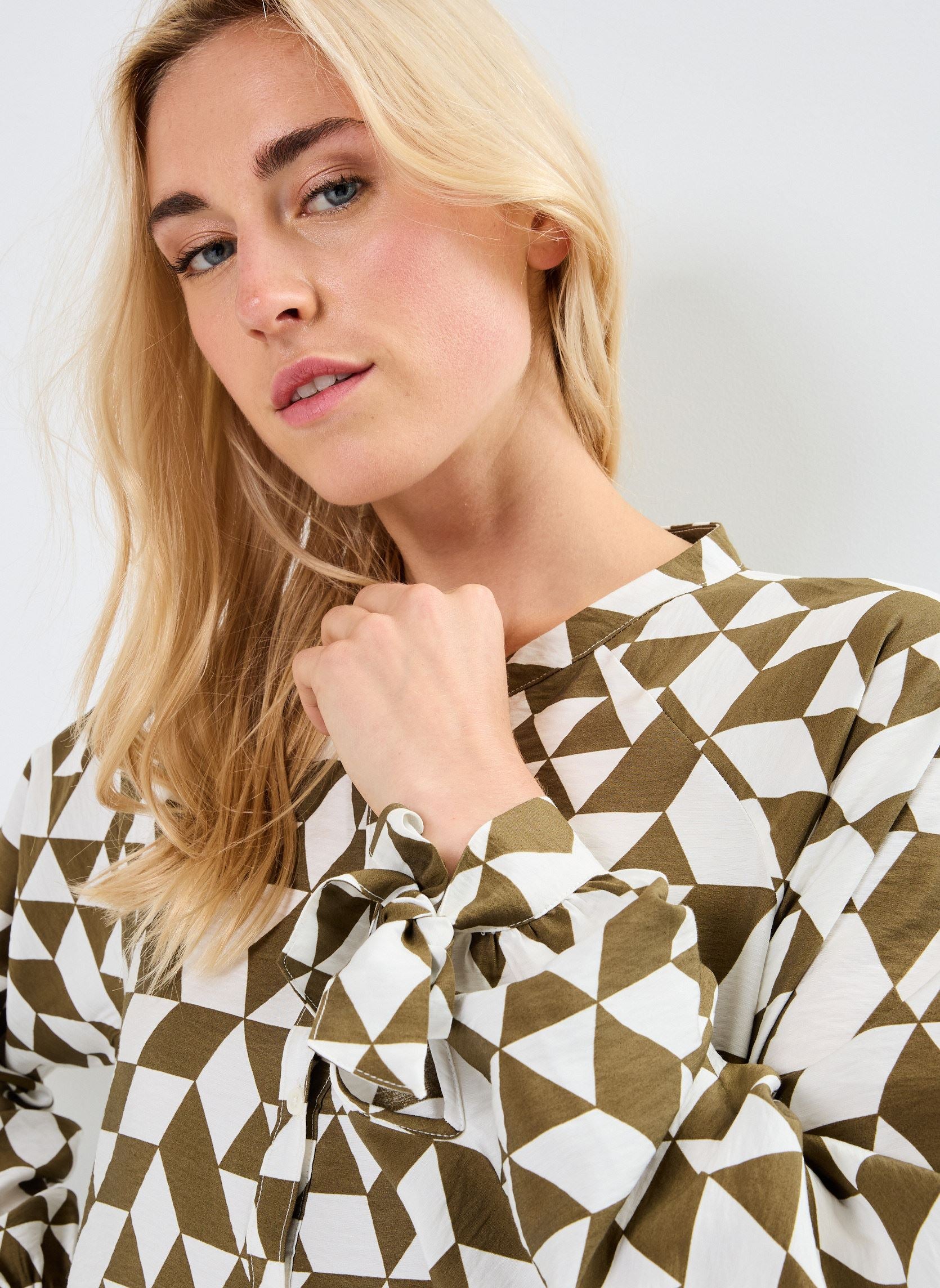 Este vestido camisa presenta un diseño atemporal con su corte recto y su longitud por encima de la rodilla. Su cuello en V y su cierre de botones añaden un toque de feminidad al conjunto. Podrás llevarlo de diferentes maneras: abrochado para un look más formal, o abierto con una camiseta debajo para un estilo más casual.

El vestido camisa mujer b.young Ibine también cuenta con mangas largas, ideales para los días más frescos. Su tejido ligero y fluido te garantiza una comodidad óptima durante todo el día.&