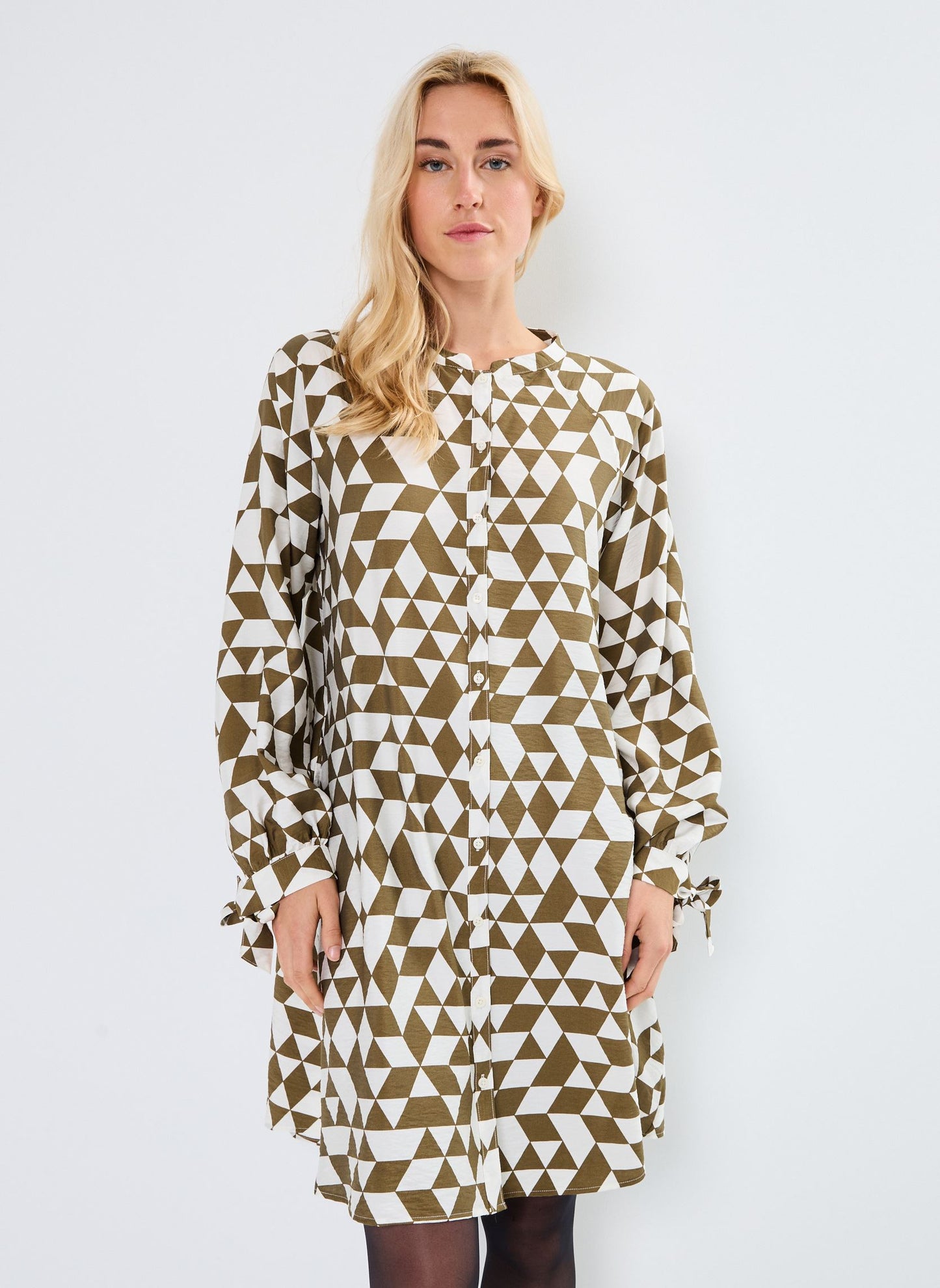 Este vestido camisa presenta un diseño atemporal con su corte recto y su longitud por encima de la rodilla. Su cuello en V y su cierre de botones añaden un toque de feminidad al conjunto. Podrás llevarlo de diferentes maneras: abrochado para un look más formal, o abierto con una camiseta debajo para un estilo más casual.

El vestido camisa mujer b.young Ibine también cuenta con mangas largas, ideales para los días más frescos. Su tejido ligero y fluido te garantiza una comodidad óptima durante todo el día.&