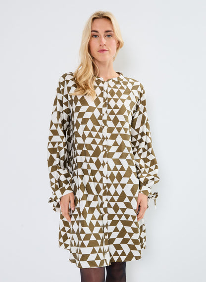 Este vestido camisa presenta un diseño atemporal con su corte recto y su longitud por encima de la rodilla. Su cuello en V y su cierre de botones añaden un toque de feminidad al conjunto. Podrás llevarlo de diferentes maneras: abrochado para un look más formal, o abierto con una camiseta debajo para un estilo más casual.

El vestido camisa mujer b.young Ibine también cuenta con mangas largas, ideales para los días más frescos. Su tejido ligero y fluido te garantiza una comodidad óptima durante todo el día.&