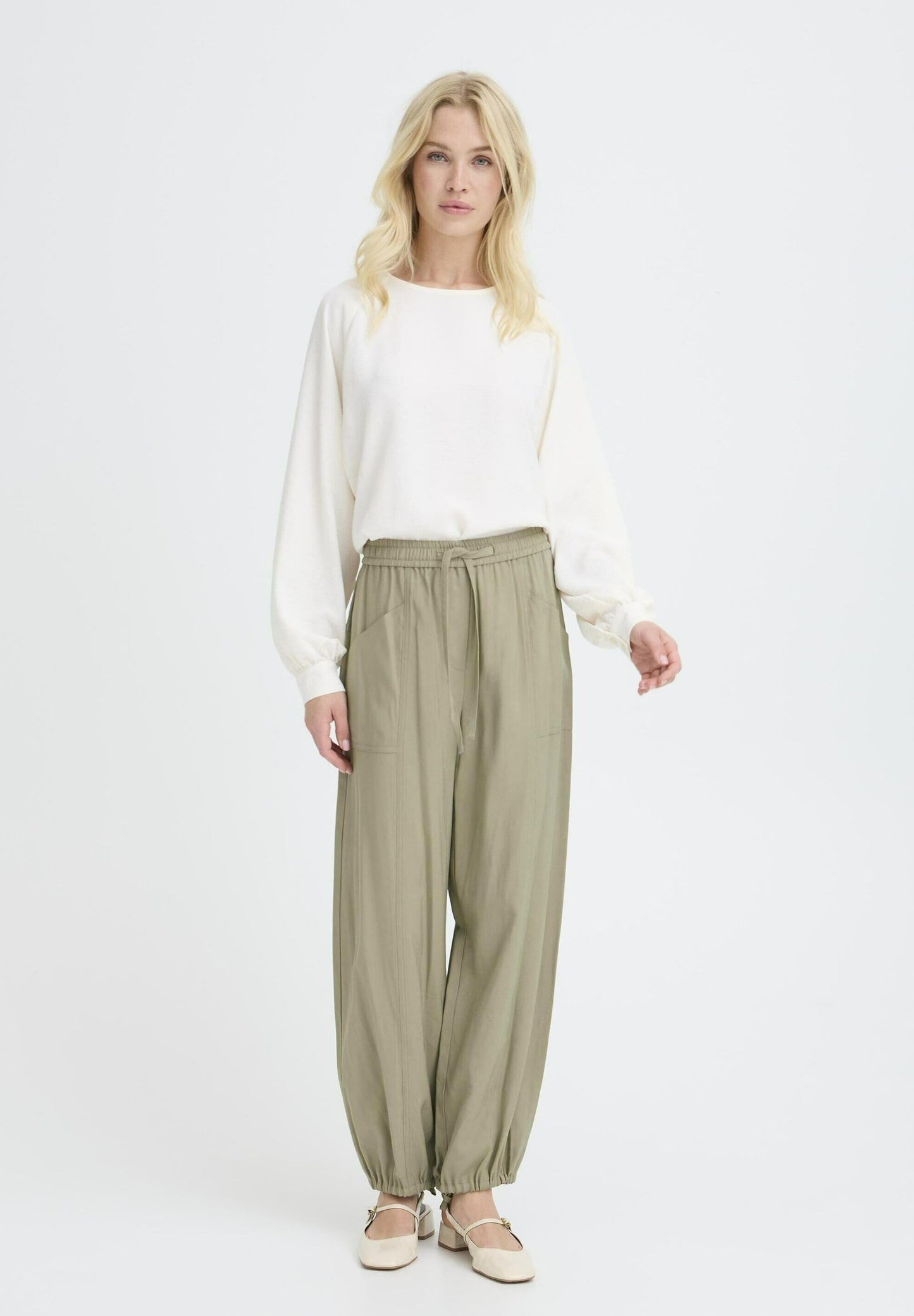 Pantalón muy cómodo con detalle de cordón en bajo para ajustarlo al tobillo.

En Atipyca Moda, tienda de ropa de mujer en Logroño, seleccionamos cuidadosamente marcas como B Young, apostando por prendas de calidad, estilo y comodidad. Este pantalón B Young es perfecto para mujeres que buscan moda actual sin renunciar al confort.

Composición: 93% Viscosa y 7% Poliéster.

Se recomienda lavar a mano o en lavadora hasta 30º. No usar lejía, planchar suavemente del revés hasta 110º y no usar secadora.