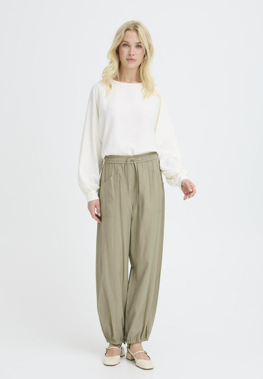 Pantalón muy cómodo con detalle de cordón en bajo para ajustarlo al tobillo.

En Atipyca Moda, tienda de ropa de mujer en Logroño, seleccionamos cuidadosamente marcas como B Young, apostando por prendas de calidad, estilo y comodidad. Este pantalón B Young es perfecto para mujeres que buscan moda actual sin renunciar al confort.

Composición: 93% Viscosa y 7% Poliéster.

Se recomienda lavar a mano o en lavadora hasta 30º. No usar lejía, planchar suavemente del revés hasta 110º y no usar secadora.