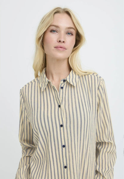 Camisa de manga larga, con rayas verticales en azul haciendo contraste.


Composición: 100% Algodón.


Se recomienda lavar a mano o en lavadora hasta 30º. No usar lejía, planchar suavemente del revés hasta 110º y no usar secadora.