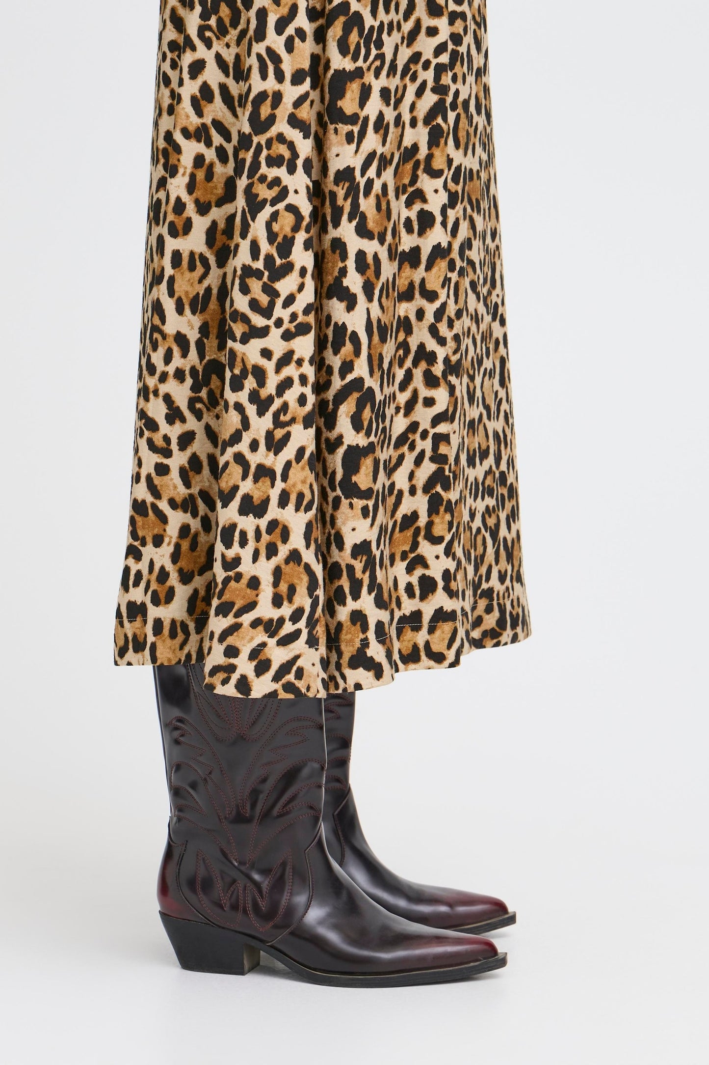 Falda midi animal print con bolsillos y goma en cintura.

Composición: 75% Viscosa, 13% Lino y 12% Poliamida.

Se recomienda lavar a mano o en lavadora hasta 30º. No usar lejía, planchar suavemente del revés hasta 110º y no usar secadora.
