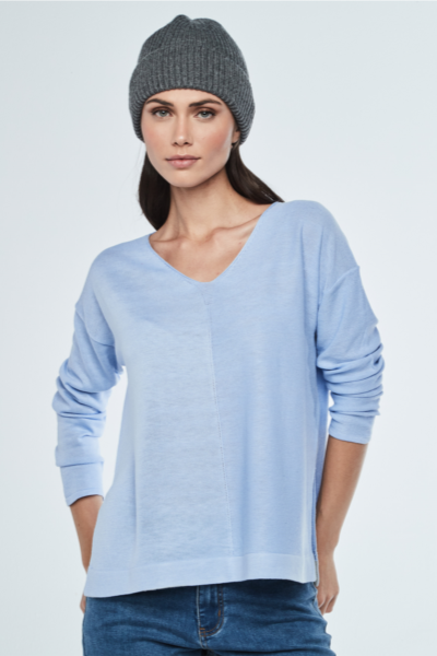 Jersey de mujer cuello alto y manga larga.

Composición:&nbsp;80% viscosa y&nbsp;20% fibra metalizada.

Se recomienda lavar a mano o en lavadora hasta 30º. No usar lejía, planchar suavemente del revés hasta 110º y no usar secadora.