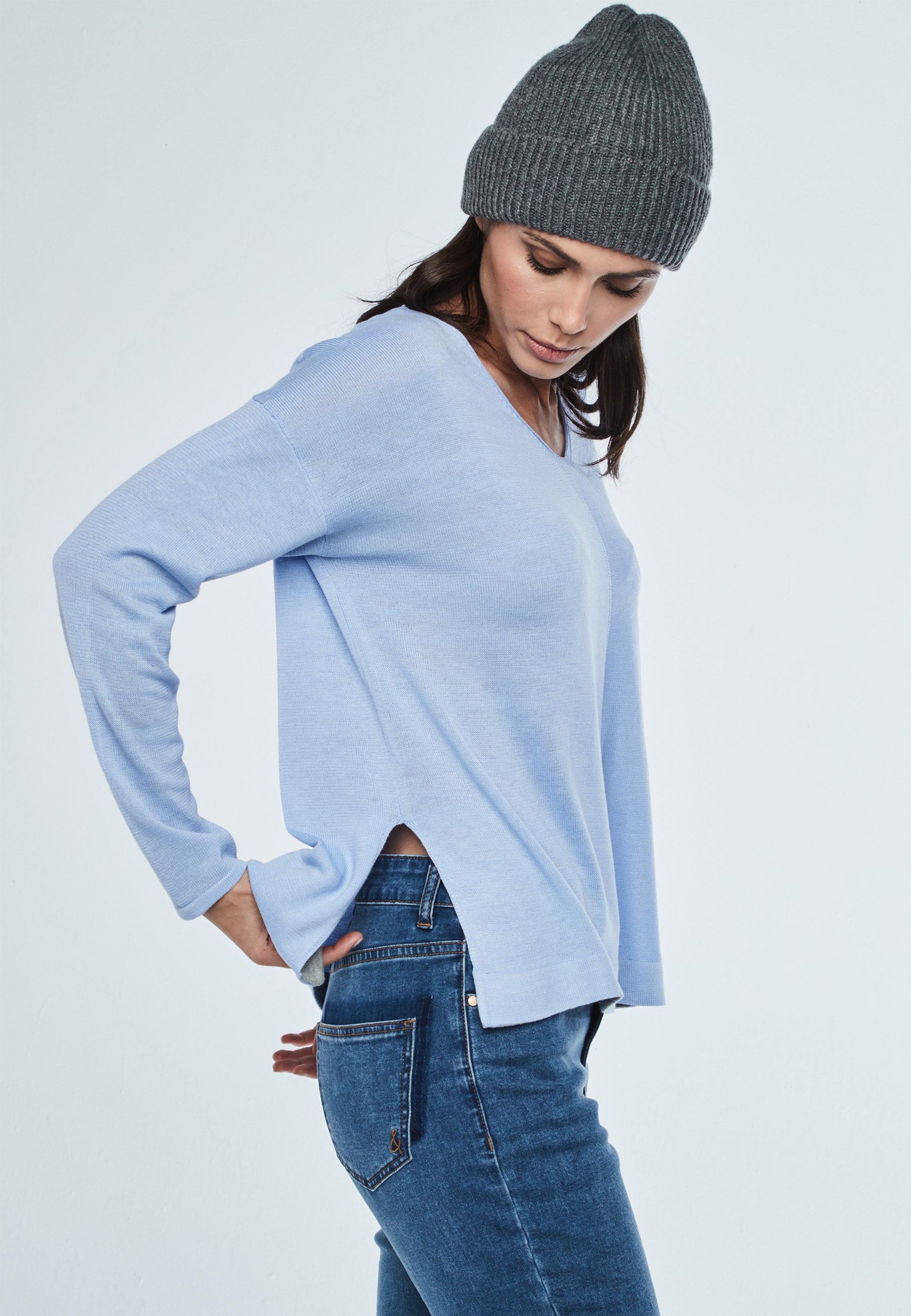 Jersey de mujer cuello alto y manga larga.

Composición:&nbsp;80% viscosa y&nbsp;20% fibra metalizada.

Se recomienda lavar a mano o en lavadora hasta 30º. No usar lejía, planchar suavemente del revés hasta 110º y no usar secadora.