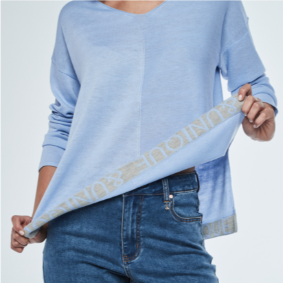 Jersey de mujer cuello alto y manga larga.

Composición:&nbsp;80% viscosa y&nbsp;20% fibra metalizada.

Se recomienda lavar a mano o en lavadora hasta 30º. No usar lejía, planchar suavemente del revés hasta 110º y no usar secadora.