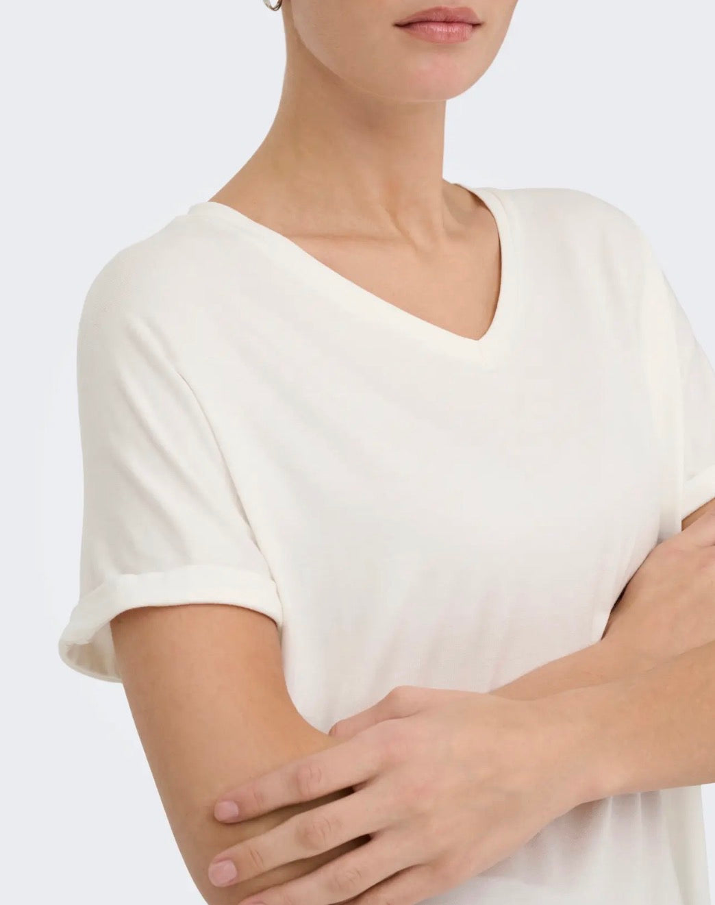 Camiseta básica de maga corta y escote en pico. Tejido suave y confortable.

Composición: 96% Viscosa y 4% Elastano.

Se recomienda lavar a mano o en lavadora hasta 30º. No usar lejía, planchar suavemente del revés hasta 110º y no usar secadora.