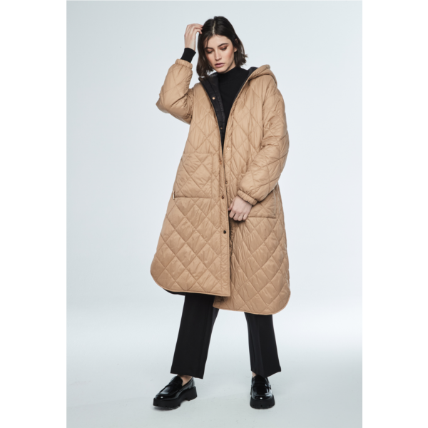 Parka acolchada larga con capucha de cierre delantero y bolsillos delanteros. Reversible.

Composición: 100% Poliéster.


Se recomienda lavar a mano o en lavadora hasta 30º. No usar lejía, planchar suavemente del revés hasta 110º y no usar secadora.