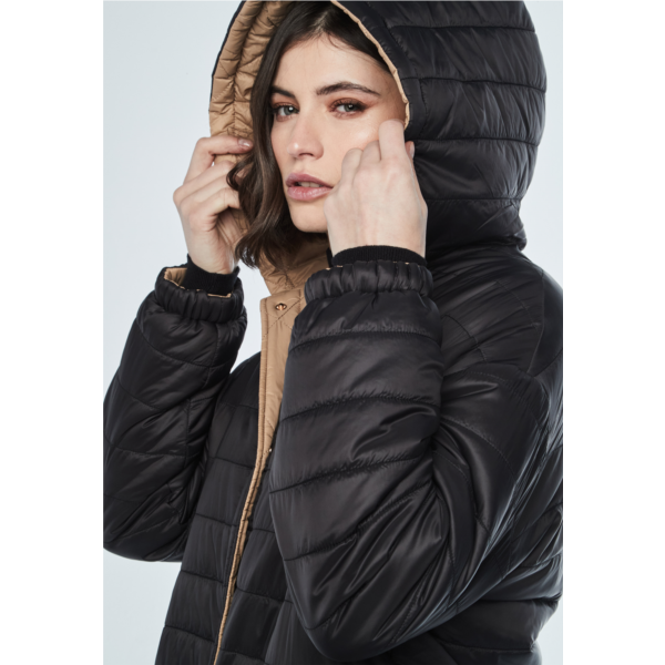 Parka acolchada larga con capucha de cierre delantero y bolsillos delanteros. Reversible.

Composición: 100% Poliéster.


Se recomienda lavar a mano o en lavadora hasta 30º. No usar lejía, planchar suavemente del revés hasta 110º y no usar secadora.