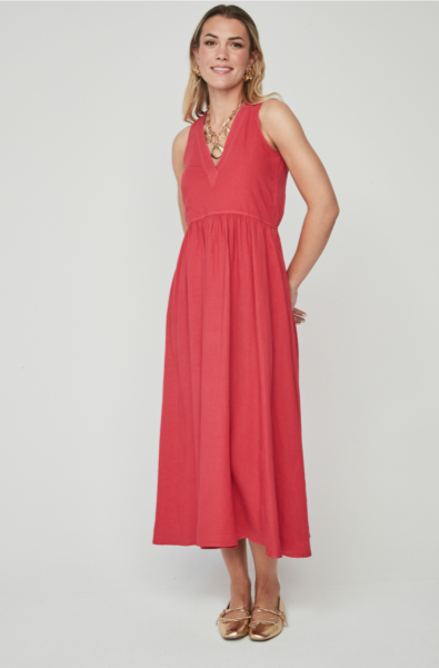 Vestido amplio, tintado, con escote en pico y corte en cintura, Tiene bolsillos.

Composición: 70% Viscosa y 30% Lino. Forro 100% Algodón.

Se recomienda lavar a mano o en lavadora hasta 30º. No usar lejía, planchar suavemente del revés hasta 110º y no usar secadora.