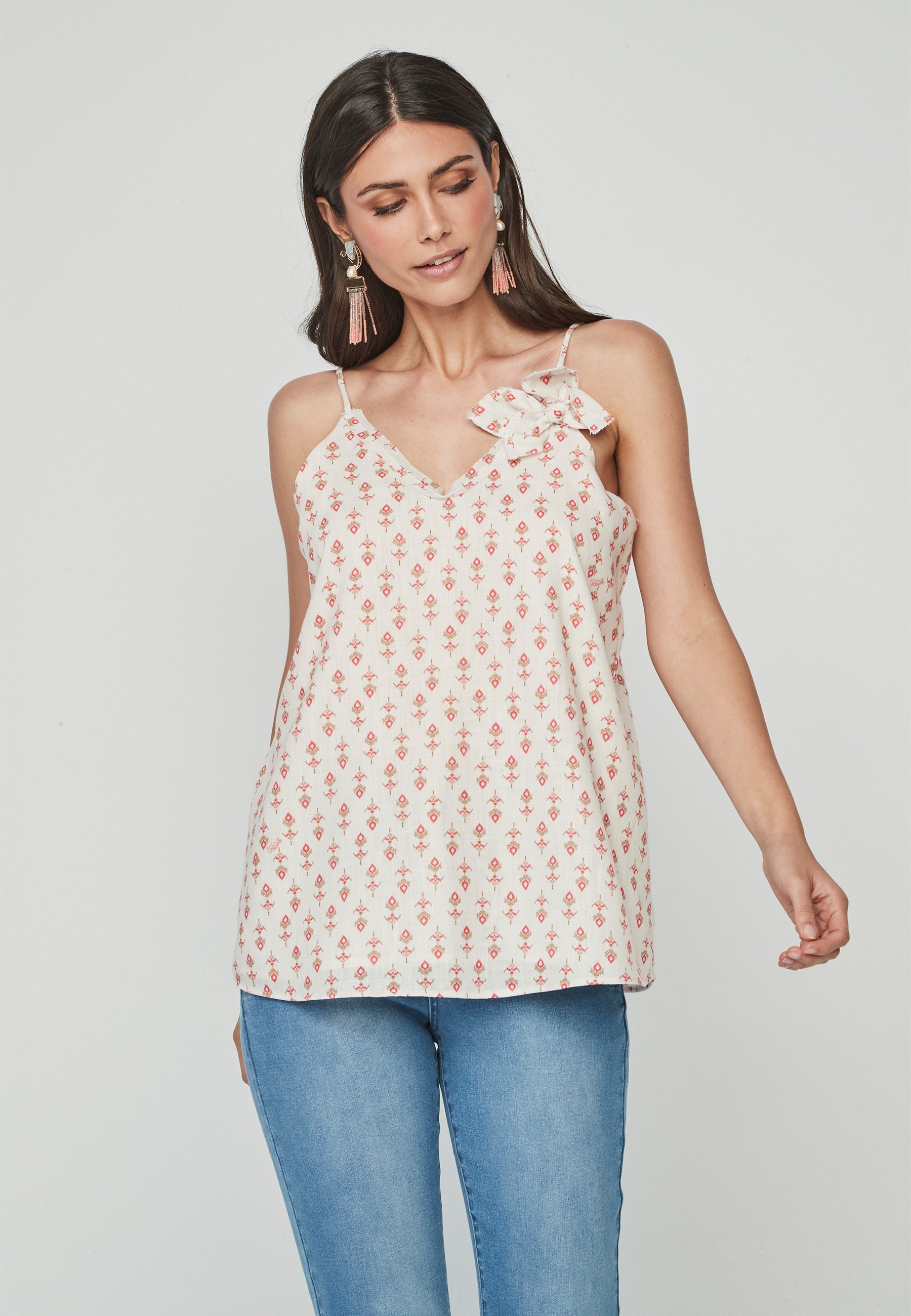 Top con un estampado ideal y detalle de flor en el pecho.

Composición: 51% Poliéster reciclado y 49% Poliéster.

Se recomienda lavar a mano o en lavadora hasta 30º. No usar lejía, planchar suavemente del revés hasta 110º y no usar secadora.