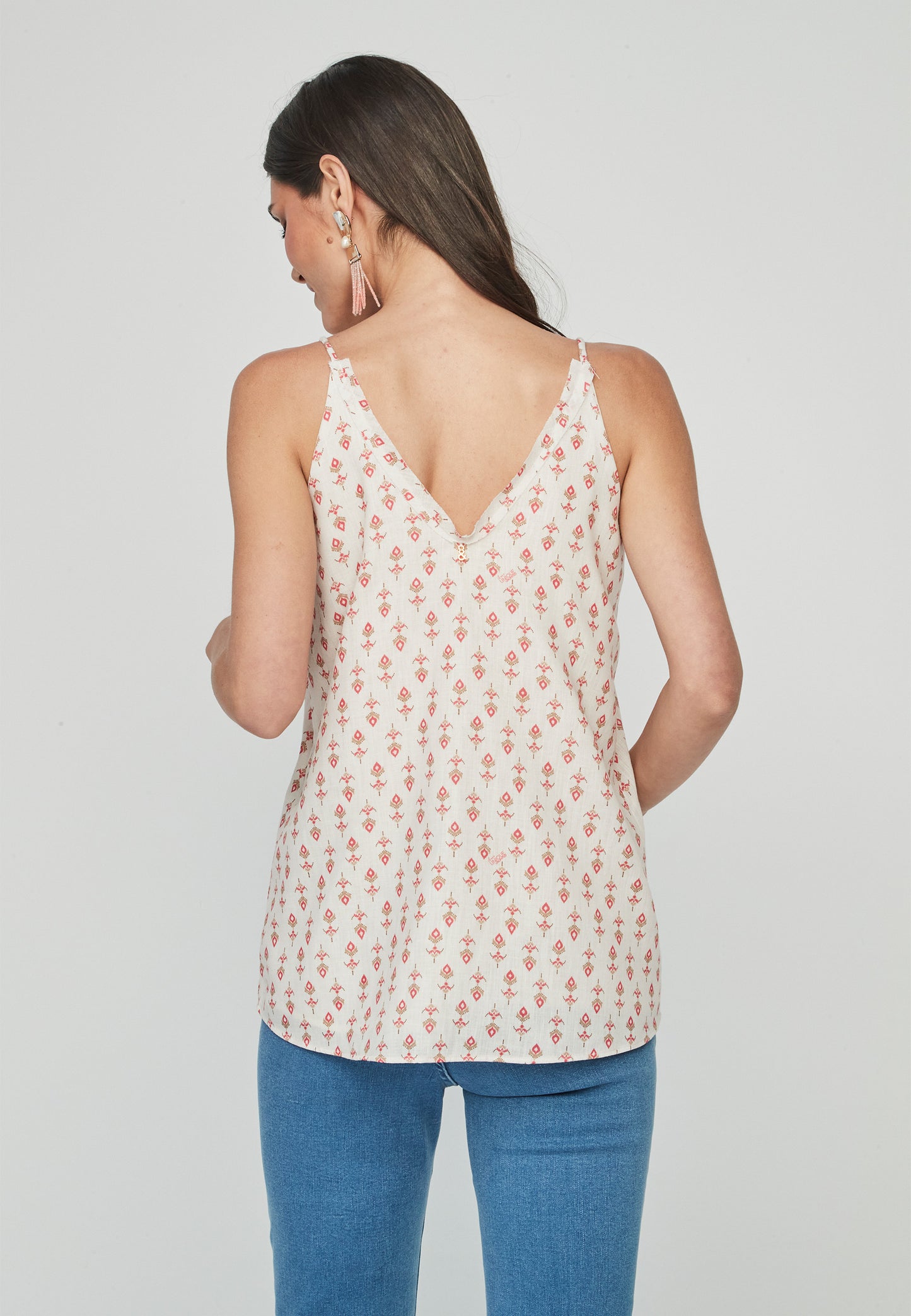 Top con un estampado ideal y detalle de flor en el pecho.

Composición: 51% Poliéster reciclado y 49% Poliéster.

Se recomienda lavar a mano o en lavadora hasta 30º. No usar lejía, planchar suavemente del revés hasta 110º y no usar secadora.