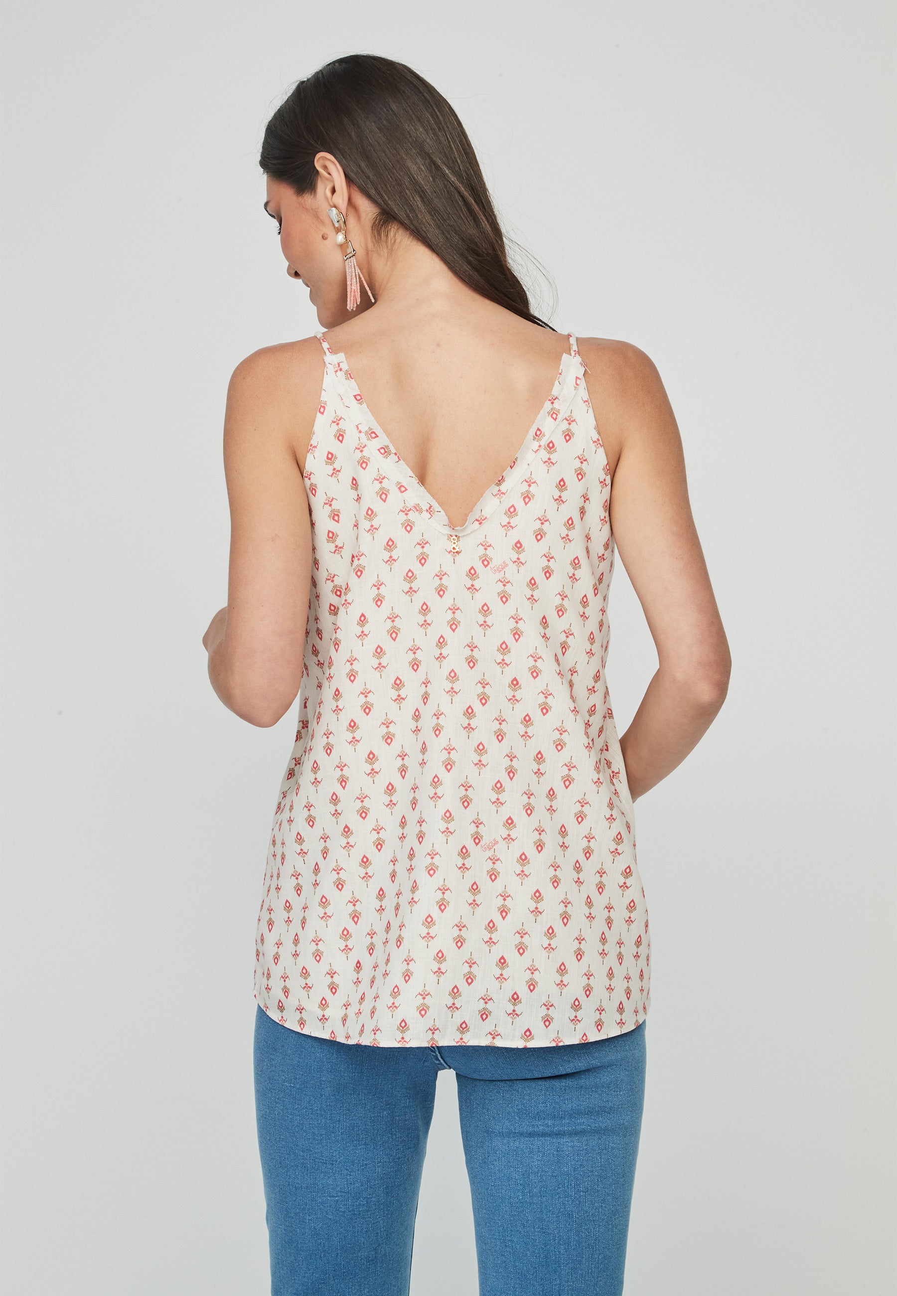 Top con un estampado ideal y detalle de flor en el pecho.

Composición: 51% Poliéster reciclado y 49% Poliéster.

Se recomienda lavar a mano o en lavadora hasta 30º. No usar lejía, planchar suavemente del revés hasta 110º y no usar secadora.