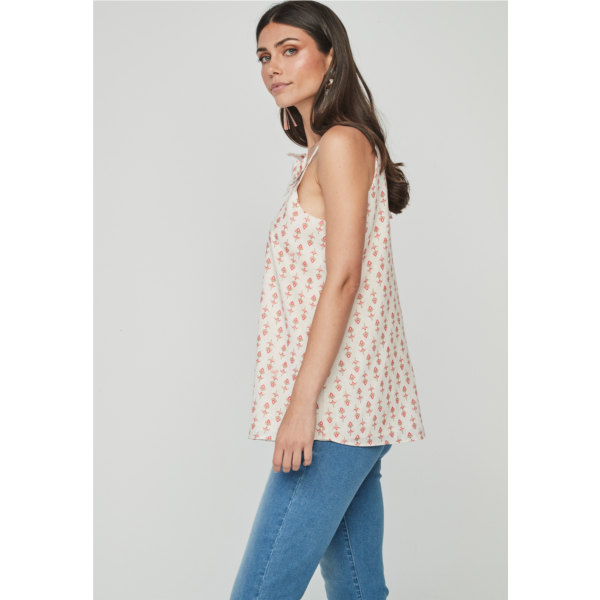 Top con un estampado ideal y detalle de flor en el pecho.

Composición: 51% Poliéster reciclado y 49% Poliéster.

Se recomienda lavar a mano o en lavadora hasta 30º. No usar lejía, planchar suavemente del revés hasta 110º y no usar secadora.