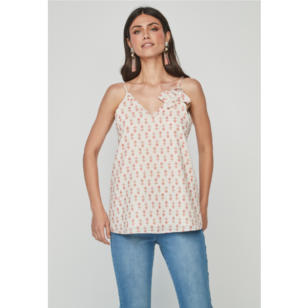 Top con un estampado ideal y detalle de flor en el pecho.

Composición: 51% Poliéster reciclado y 49% Poliéster.

Se recomienda lavar a mano o en lavadora hasta 30º. No usar lejía, planchar suavemente del revés hasta 110º y no usar secadora.