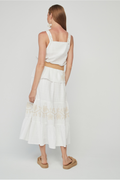 Falda midi de vuelo con bordado a contraste de estructura en algodón. Goma en cintura.ç

Composición: 100% Algodón.

Se recomienda lavar a mano o en lavadora hasta 30º. No usar lejía, planchar suavemente del revés hasta 110º y no usar secadora.