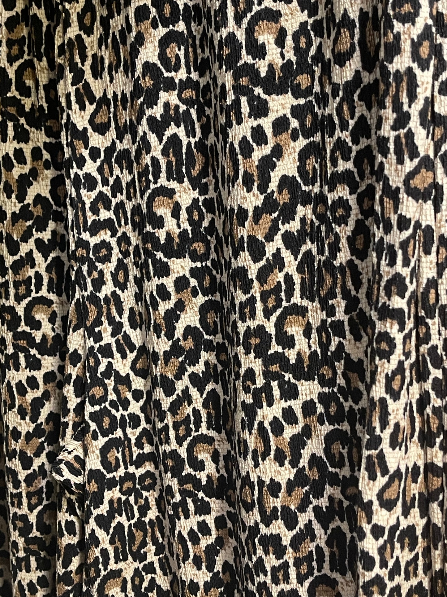 Pantalón ancho, con goma en cintura.

Composición: 99% Poliéster y 1% Elastano.

Se recomienda lavar a mano o en lavadora hasta 30º. No usar lejía, planchar suavemente del revés hasta 110º y no usar secadora.