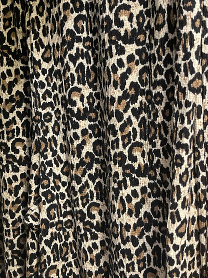 Pantalón ancho, con goma en cintura.

Composición: 99% Poliéster y 1% Elastano.

Se recomienda lavar a mano o en lavadora hasta 30º. No usar lejía, planchar suavemente del revés hasta 110º y no usar secadora.